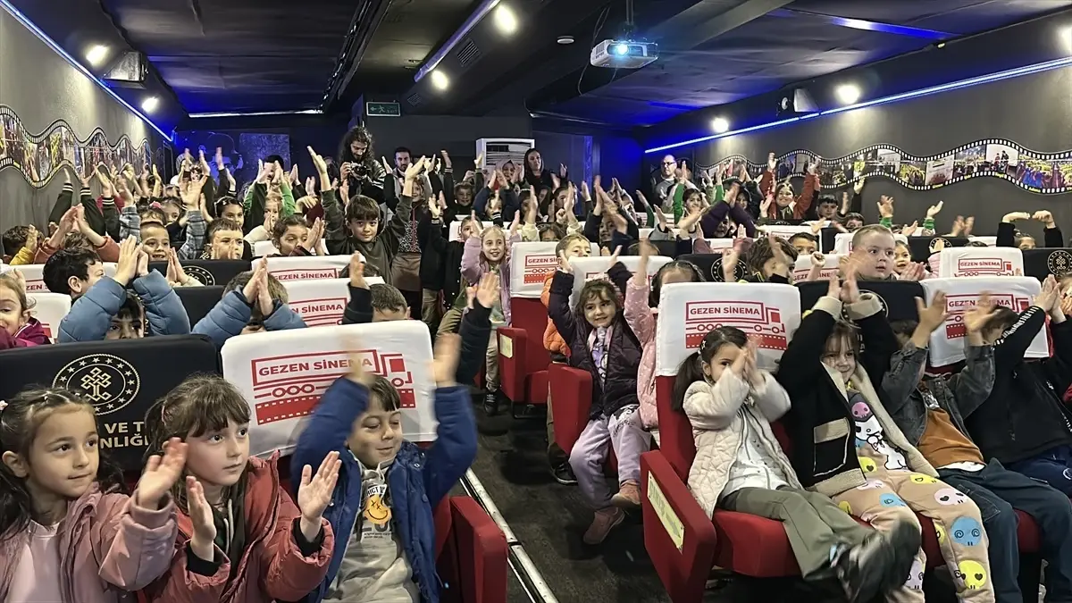 Düzce’de Gezen Sinema Tırı Köy Okullarında